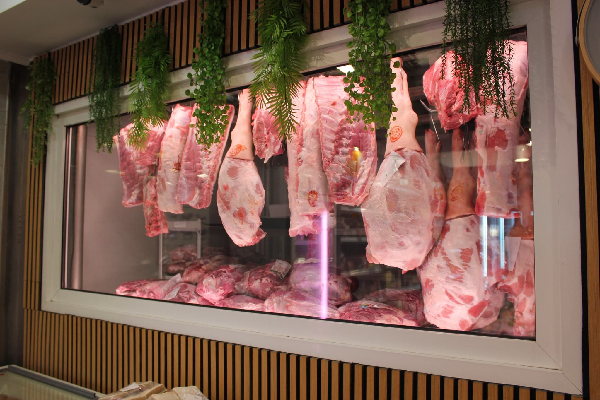 Vitrine do Talho Espada com carnes nobres e frescas